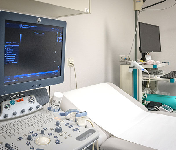 Ultraschallgerät mit Monitor und Bedienelementen